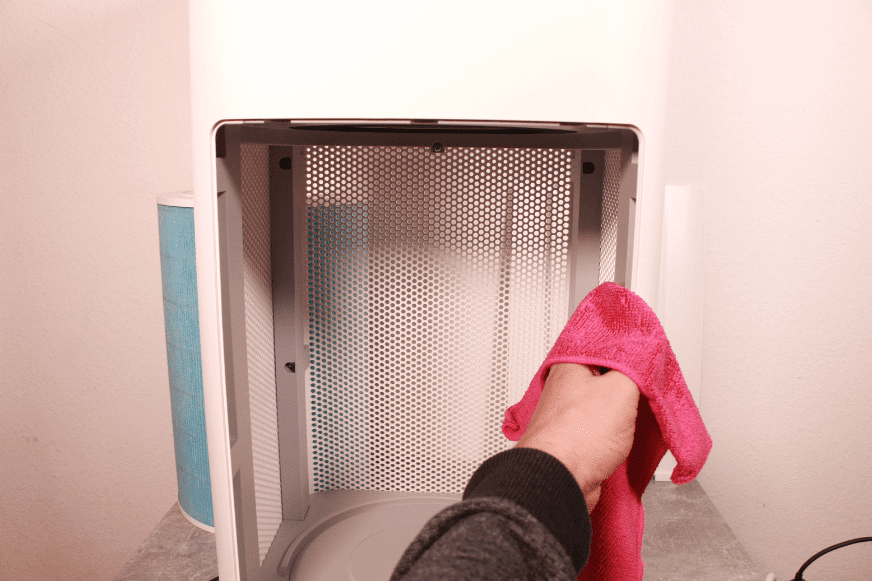 Das Gehäuse des Xiaomi Mi Air Purifier Pro H Luftreinigers wird mit einem weichen Tuch von Innen gereinigt